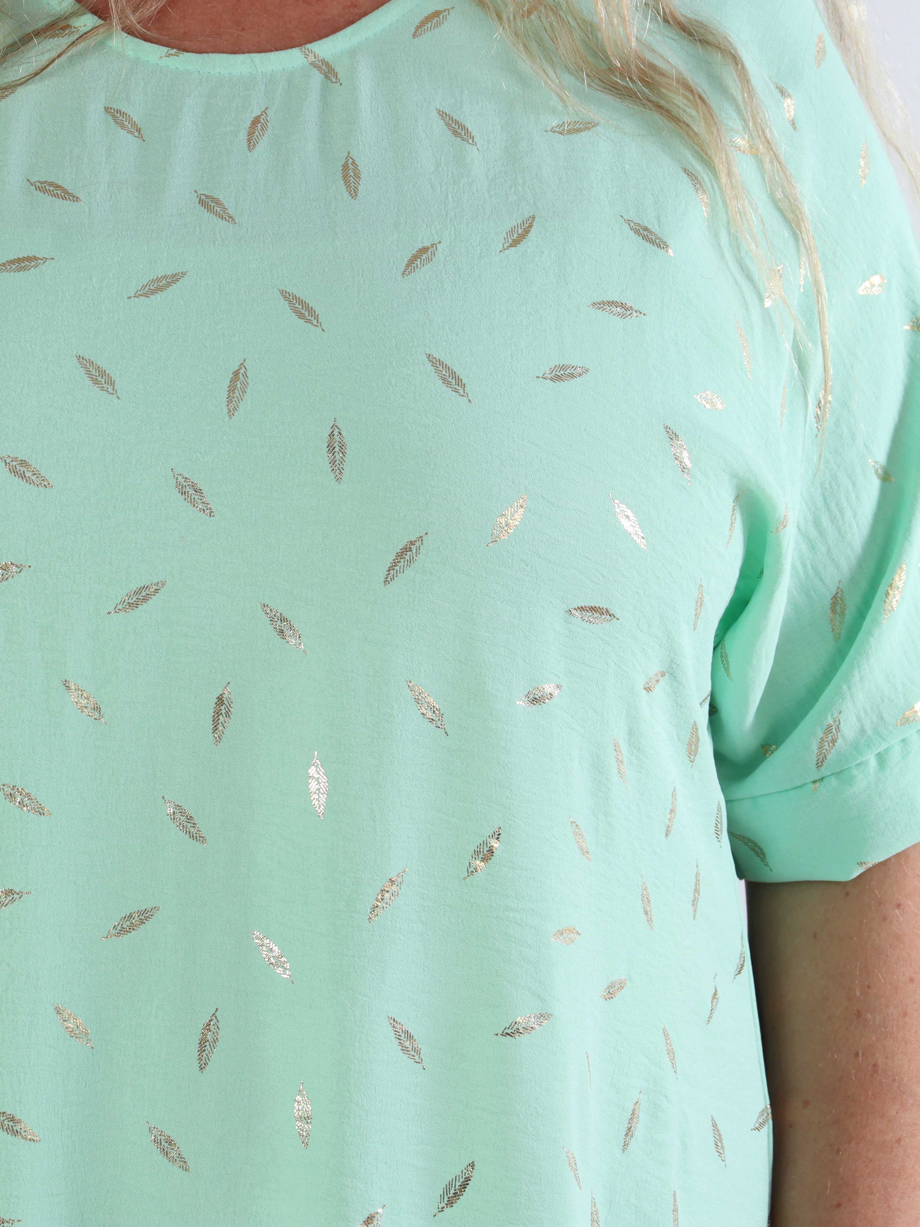 Valentina - Söt klänning i plusstorlek med fina guldblad